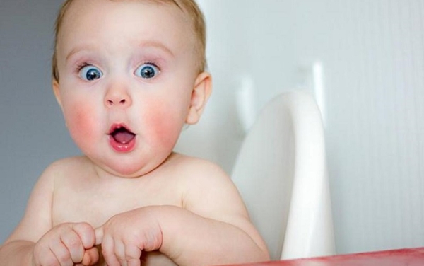 Белый налет во рту ребенка: что это такое и чем опасно