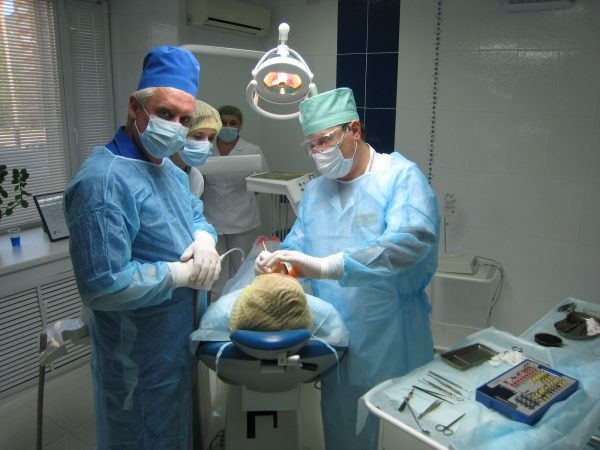 Операция удаления ретенированного зуба