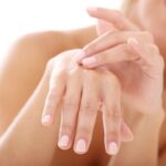 Пейте воду и носите перчатки: как сохранить кожу рук в зимний период
